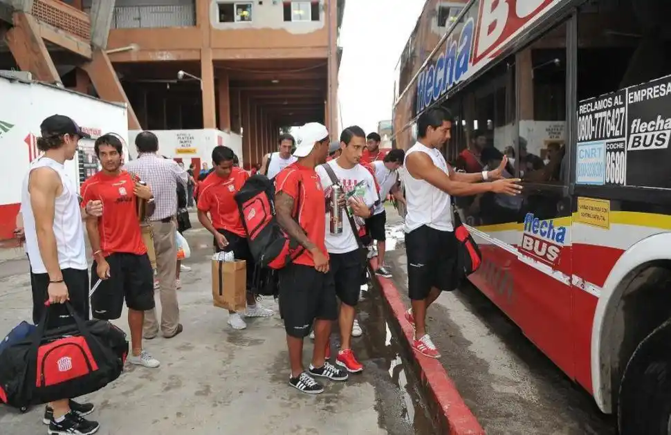 CONGELADO. El auto de Villarrubia, remolcado en la montaña.
