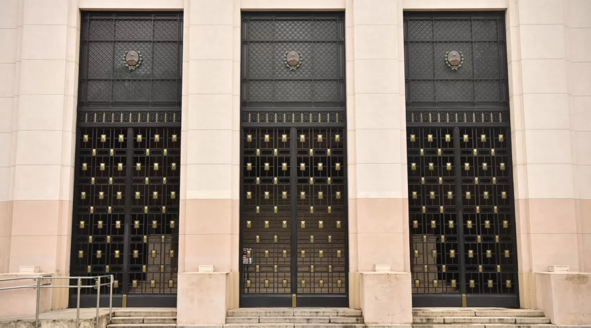 PODER JUDICIAL. Puerta de acceso al Palacio de Tribunales, sobre el pasaje Vélez Sársfield.