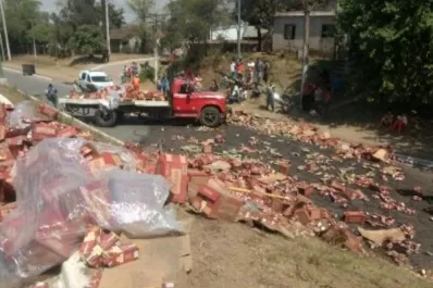 Volcó un camión con cargamento de vinos en el acceso a Tafí Viejo