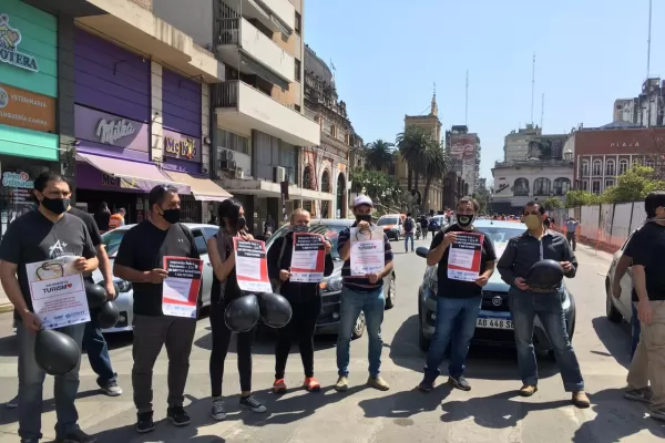 Globos negros y pancartas: trabajadores del turismo reclamaron frente a la Casa de Gobierno