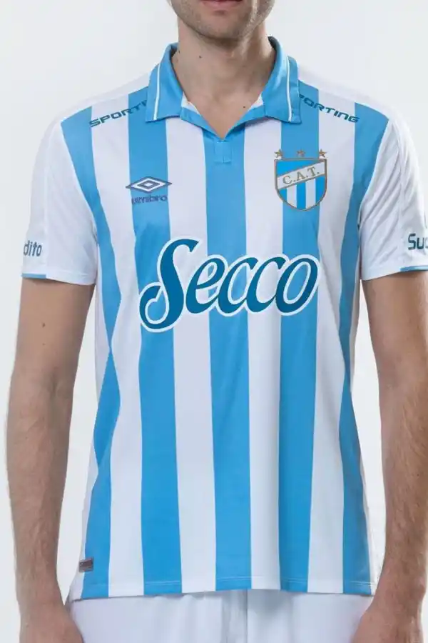 2019/20. Por primera vez, aparece un cuello tipo chomba.