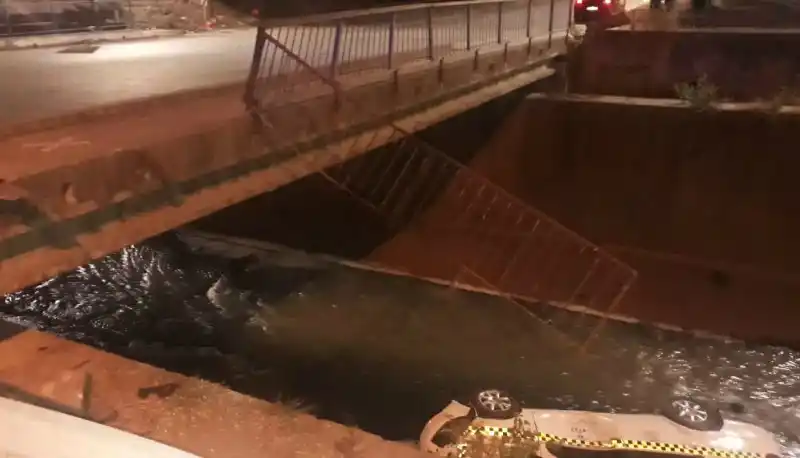 Lo chocaron y cayó dentro del canal Sur: viajaba con su hija