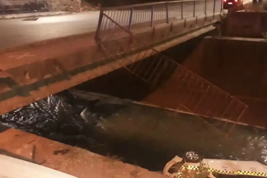 Lo chocaron y cayó dentro del canal Sur: viajaba con su hija