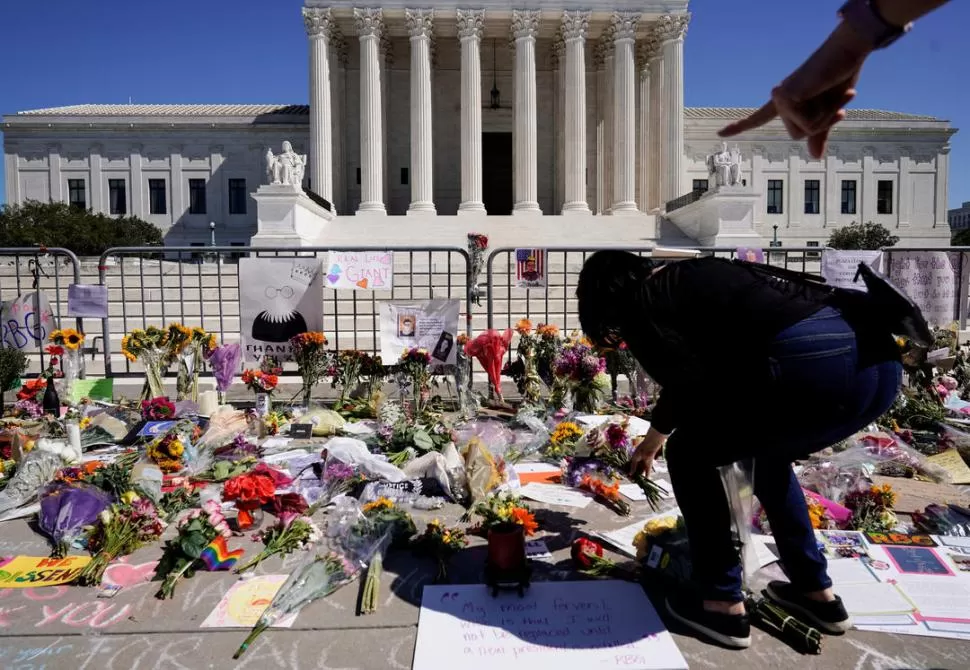 AFECTO. Velas y flores frente a la sede de la Corte, en Washington.  reuters