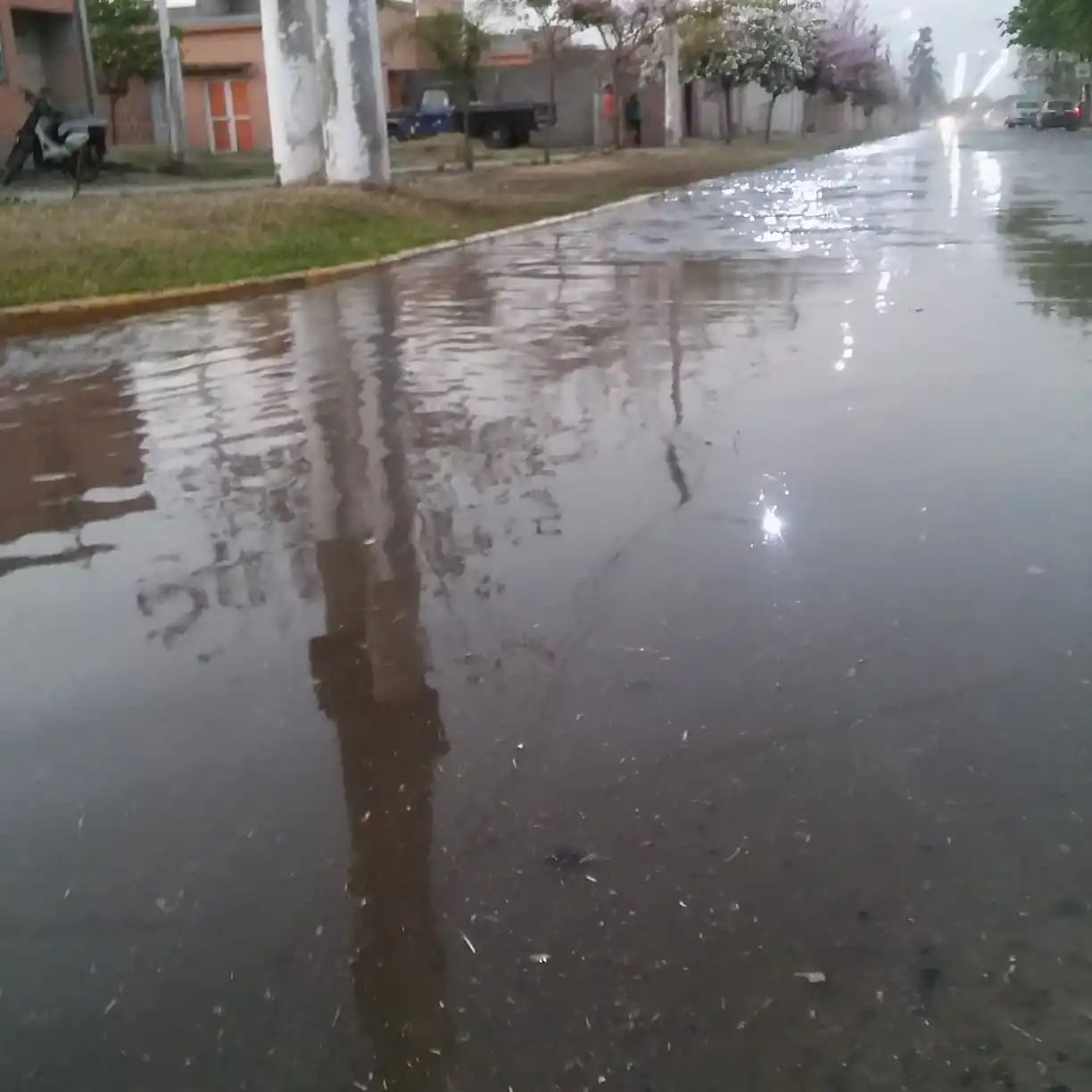 Barrios del sur de Concepción, anegados por el desborde de una acequia