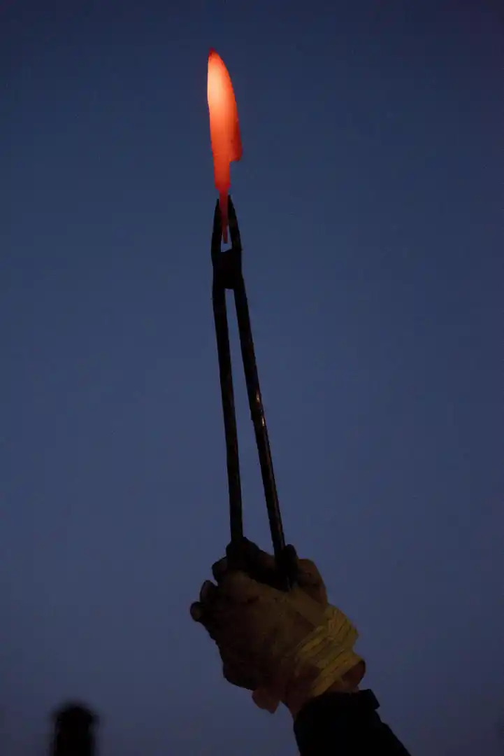 TOMANDO FORMA. La hoja del cuchillo poco a poco se hace reconocible.