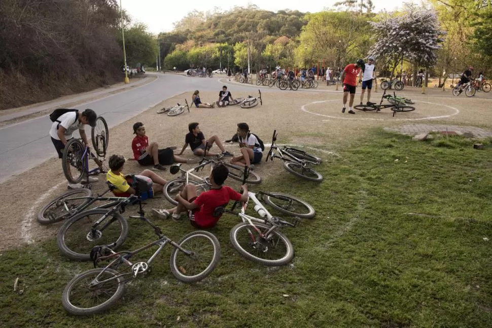 EN LA ROTONDA DE LA PERÓN. Los ciclistas se dieron cita en grandes cantidades, manteniendo medianamente la distancia protocolar. la gaceta / fotos de DIEGO ARAOZ - Antonio ferroni - josé nuno