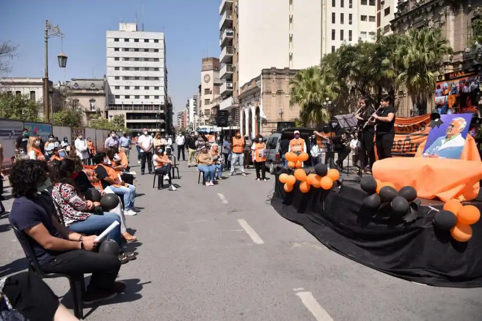 ORQUESTA. El acto de Sitas tuvo globos, flores y música en la Plaza.