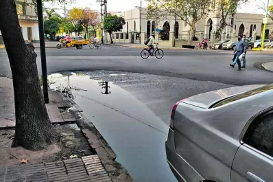 Agua con mal olor en Sarmiento y Virgen de la Merced