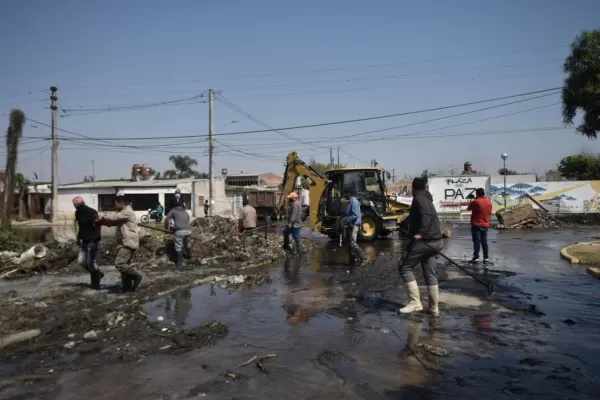 Se desbordó una acequia y anegó barrios en Concepción