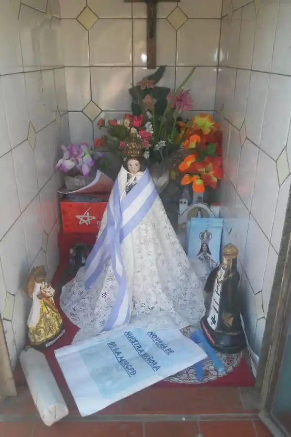 GRUTA. Pedro Aguilar, devoto de la Virgen, tiene un altar en la Fronterita, departamento de Lules.