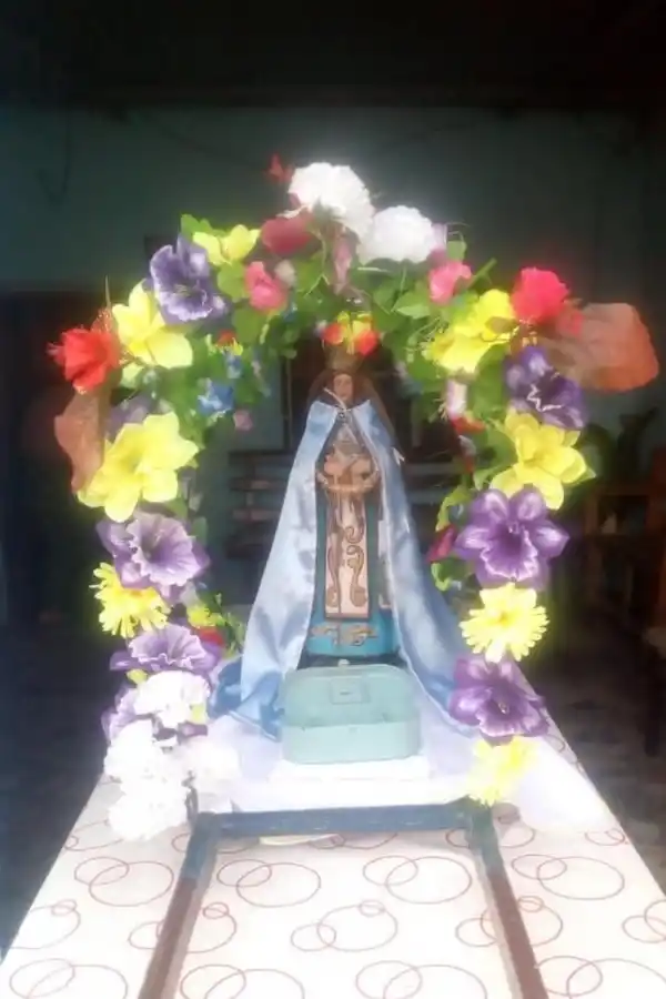 CORONA DE FLORES. Sebastián Acosta hizo el altar con familiares y amigos en Antena, Alderetes.