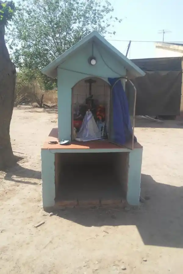PUERTA ABIERTA. La imagen de la Virgen de La Merced está dentro de una gruta en La Fronterita, Lules.