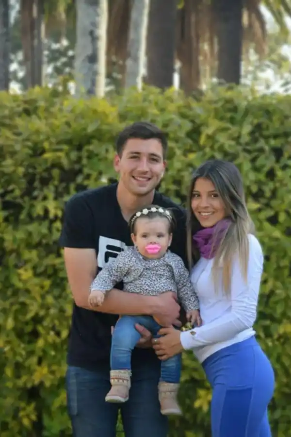 EN FAMILIA. Ibáñez junto a su novia Julieta y su hija Helena Sofía.  