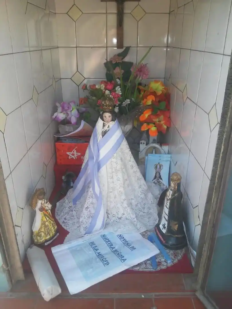 GRUTA. Pedro Aguilar, devoto de la Virgen, tiene un altar en la Fronterita, departamento de Lules.