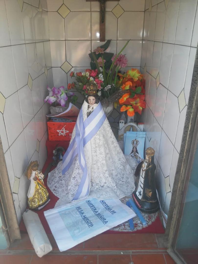 GRUTA. Pedro Aguilar, devoto de la Virgen, tiene un altar en la Fronterita, departamento de Lules.