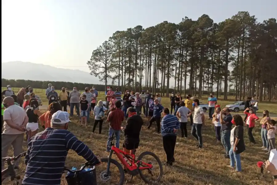 Asamblea de vecinos en la rotonda de San Pablo.