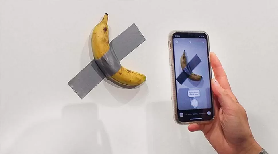“COMEDIANTE”. La banana pegada con una cinta deberá ser reemplazada cada siete días cuando se exhiba. 