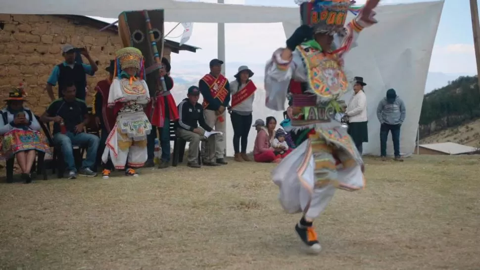 DESTREZA Y VISTOSIDAD. Dos danzantes de las tijeras de Ayacucho son los proyagonistas de “Supay”. 
