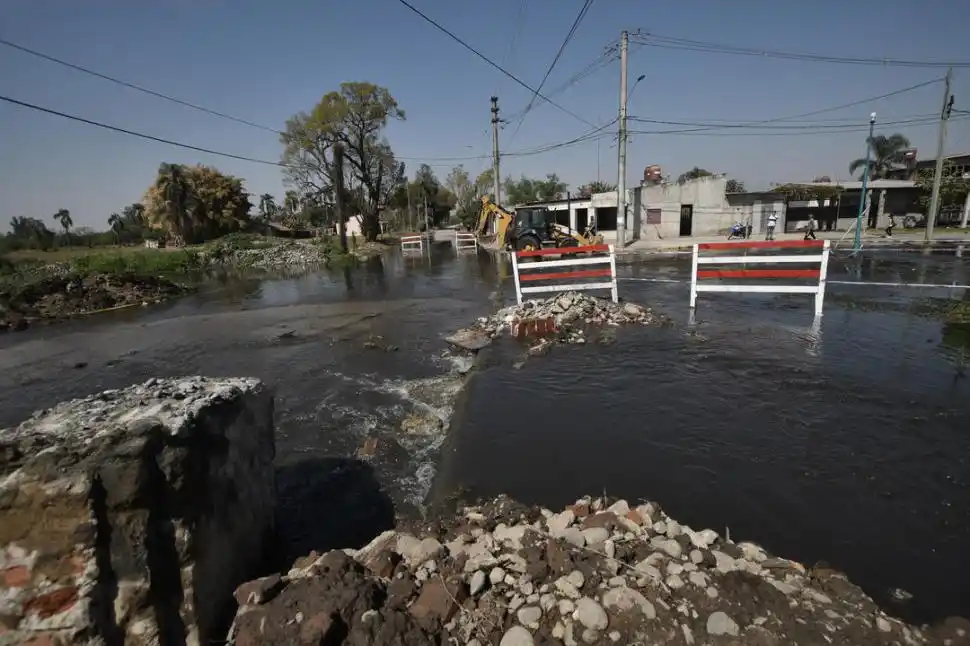  DESASTRE. Por fortuna para los vecinos de tres barrios, las aguas que se desbordaron de una acequia del ingenio La Corona no ingresaron a sus casas. En cambio, anegaron varias calles. la gaceta / fotos de osvaldo ripoll