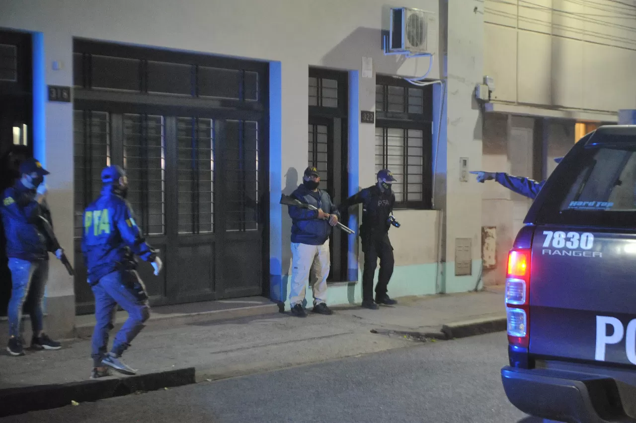OPERATIVO. Agentes de la Policía Federal custodiaron la propiedad. FOTO LA GACETA / ANTONIO FERRONI-
