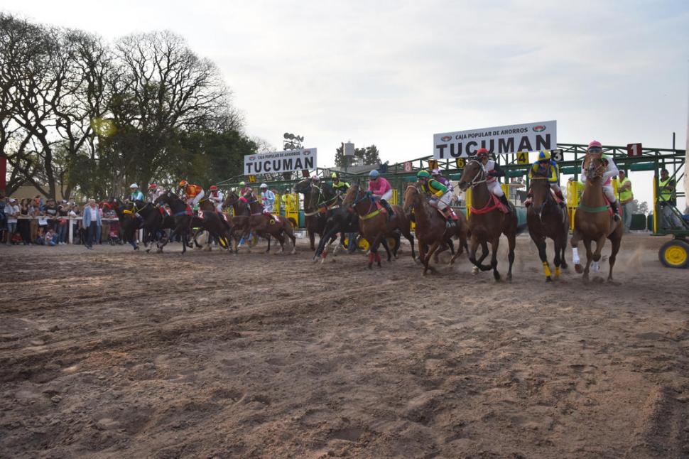 ¡LARGARON! Destacados caballos y jinetes participan todos los años en el tradicional Gran Premio “Batalla de Tucumán”. LA GACETA / FOTO DE JUAN PABLO SANCHÉZ NOLI