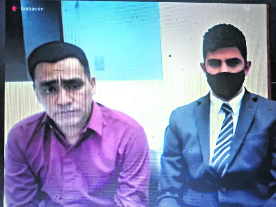 PREOCUPADO. El acusado Edgard Visuara en la audiencia con su defensor Aníbal Paz, de barbijo.  