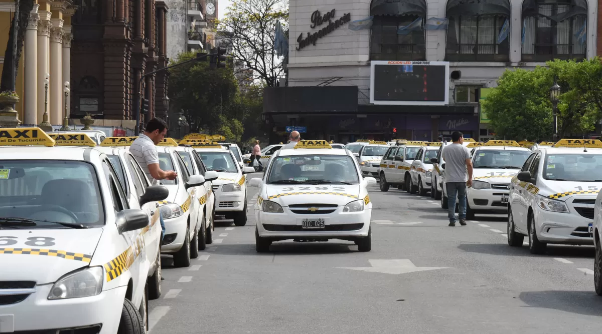 Taxistas tucumanos en alerta ante la competencia de Uber.