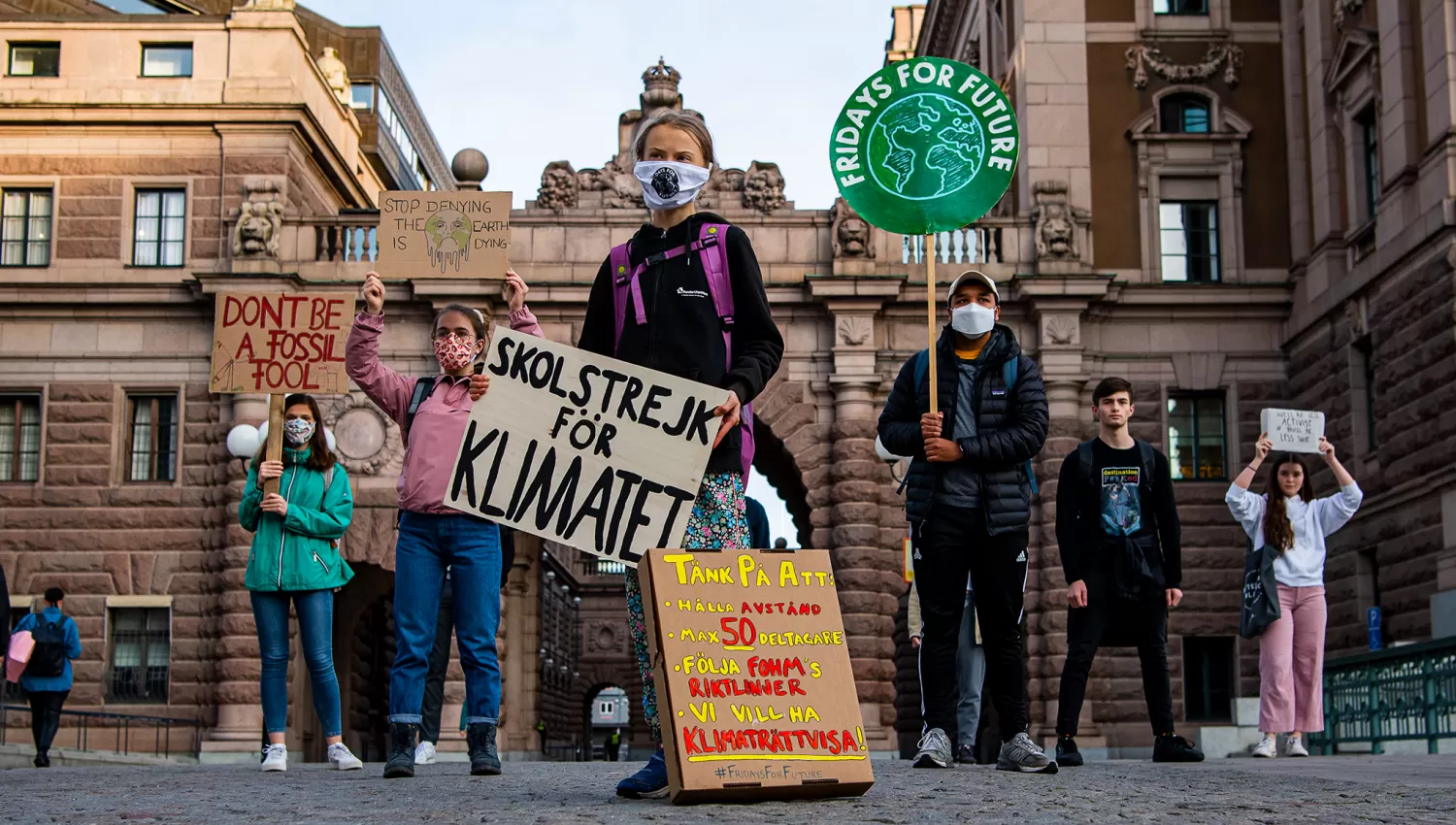 REFERENTE. Greta Thunberg, al frente de uno de los grupos que se movilizaron en Estocolmo, Suecia, para protestar contra el cambio climático.