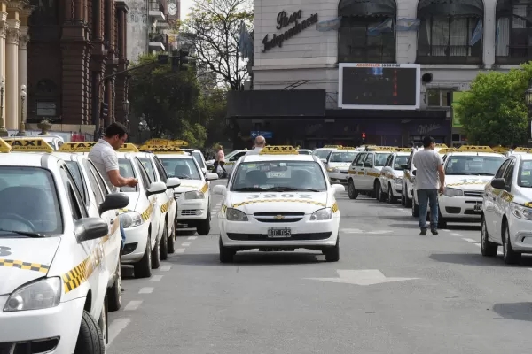 Taxistas, en alerta por una publicidad: advierten que ya hay unos 100 uber en Tucumán