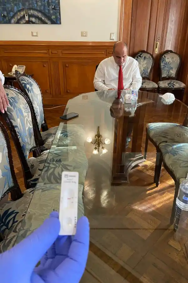 Cómo funciona el nuevo test rápido para detectar covid-19 que se le hizo a Manzur