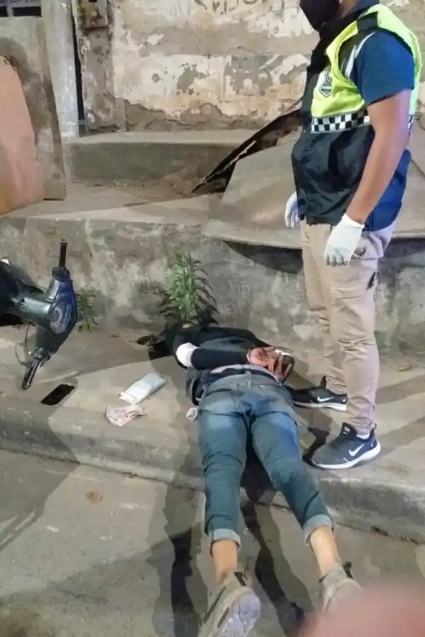 TRAS EL ARRESTO. El sospechoso quedó tendido junto a su moto. Foto Ministerio de Seguridad