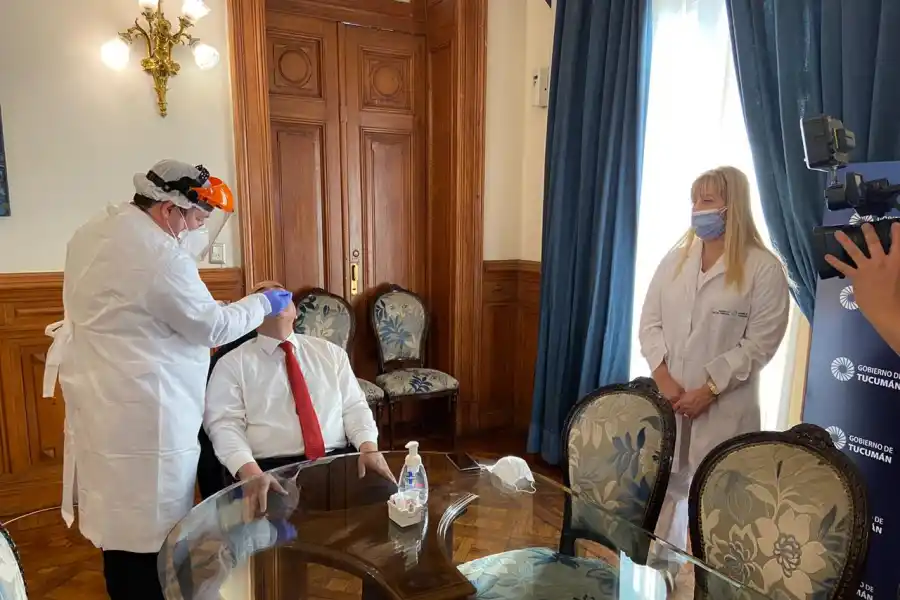Manzur se hizo el nuevo test de coronavirus y dio negativo