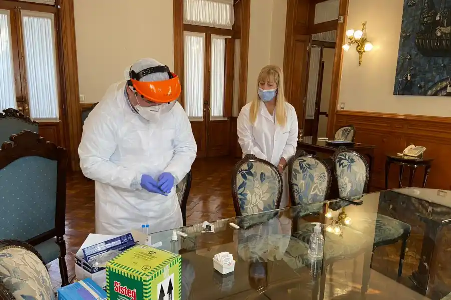 Manzur se hizo el nuevo test de coronavirus y dio negativo