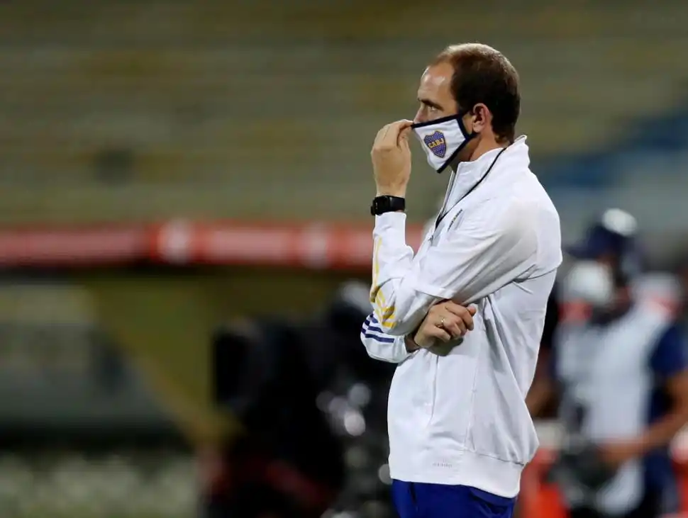 PUESTO. Leandro Somoza volvió a oficiar de DT del “Xeneize”; Miguel Russo no puede viajar por ser paciente de riesgo. reuters