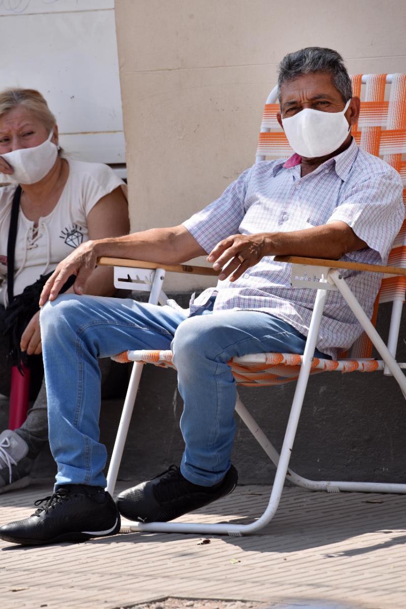 EN EL AVELLANEDA. Ciudadanos esperan para someterse al test de coronavirus. Foto LA GACETA / Inés Quinteros Orio