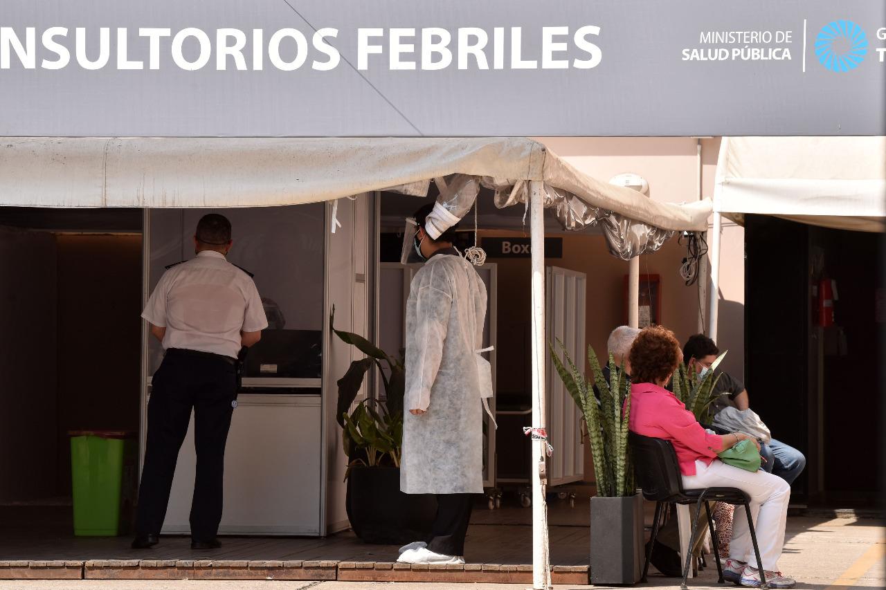 EN EL KIRCHNER. Ciudadanos esperan para someterse al test de coronavirus. Foto LA GACETA / Inés Quinteros Orio