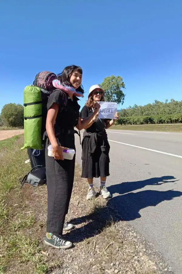 “A DEDO”. Lara Steimberg y una amiga quedaron varadas en la ruta. 