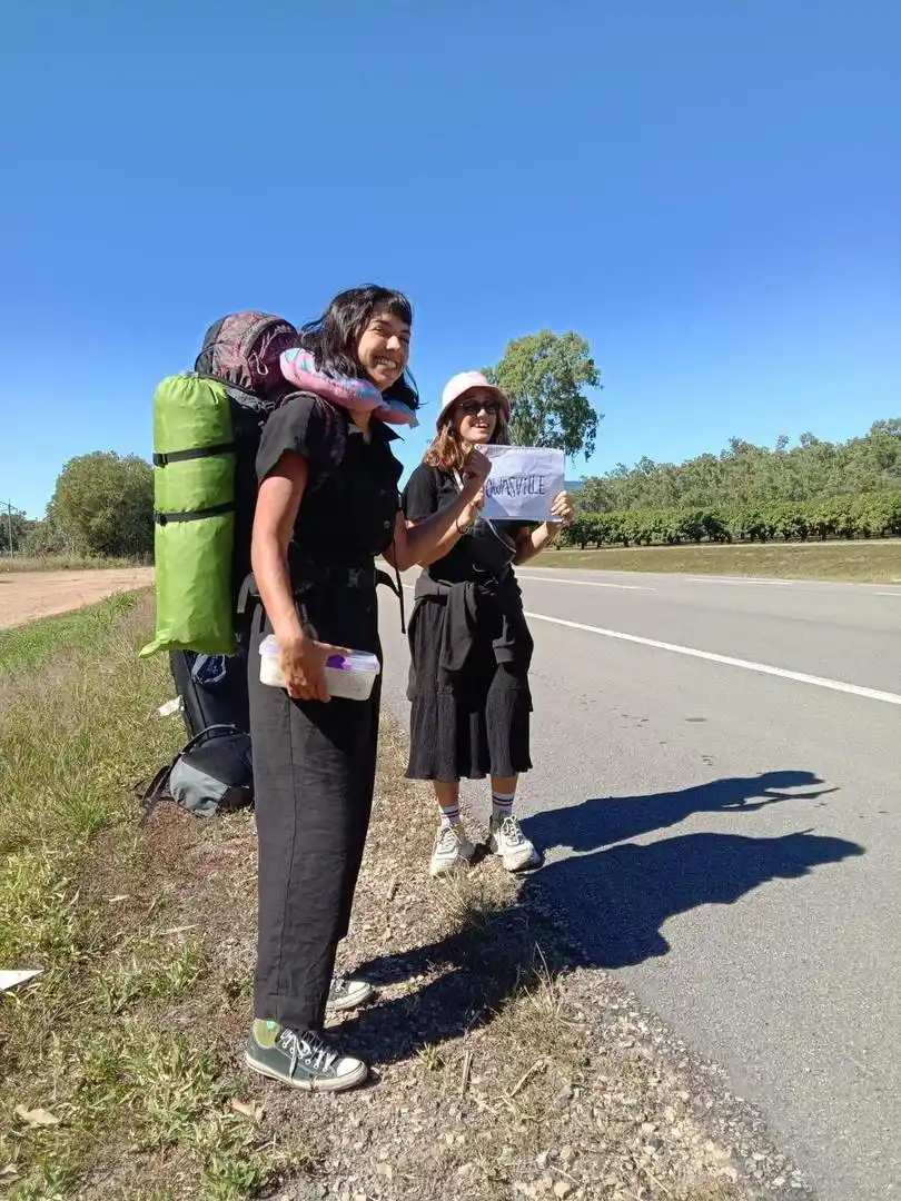 “A DEDO”. Lara Steimberg y una amiga quedaron varadas en la ruta. 