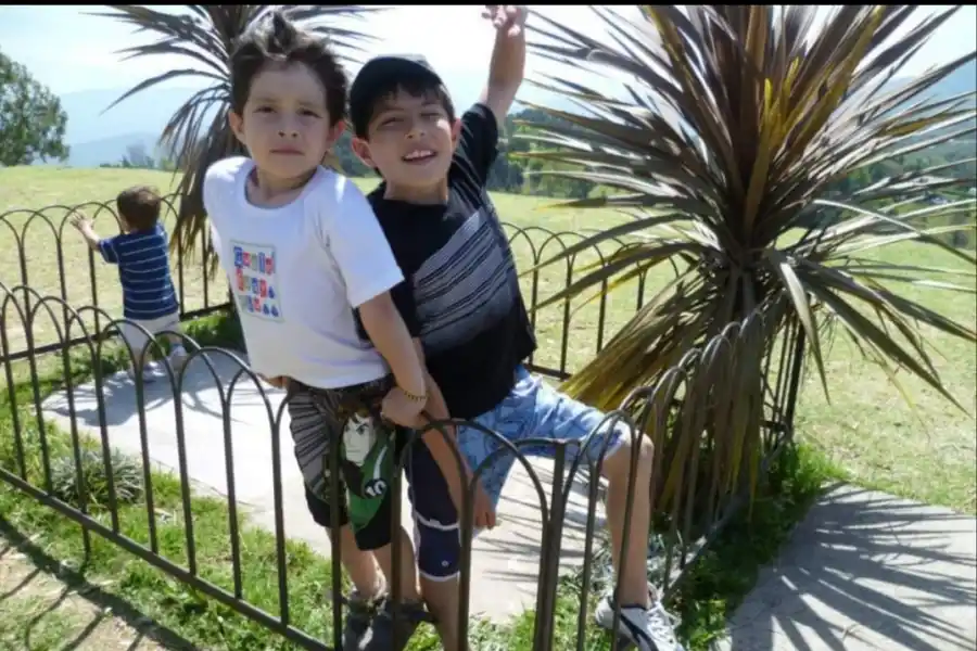 Benjamín y Tomás, al aire libre en un día de sol.