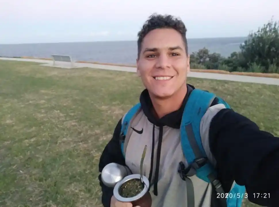MATE. Patricio Reinoso disfruta la costa oceánica con costumbres locales. 
