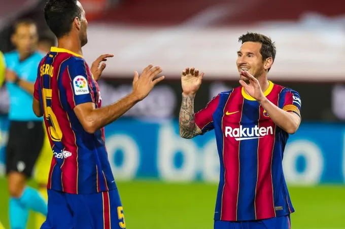 Messi festeja junto a Sergio Busquets. FOTO TOMADA DE TWITTER.COM/FCBARCELONA_ES