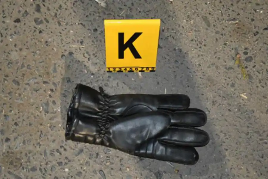 Protección. Peritos encontraron un par de guantes en la escena del crimen de Dominé.