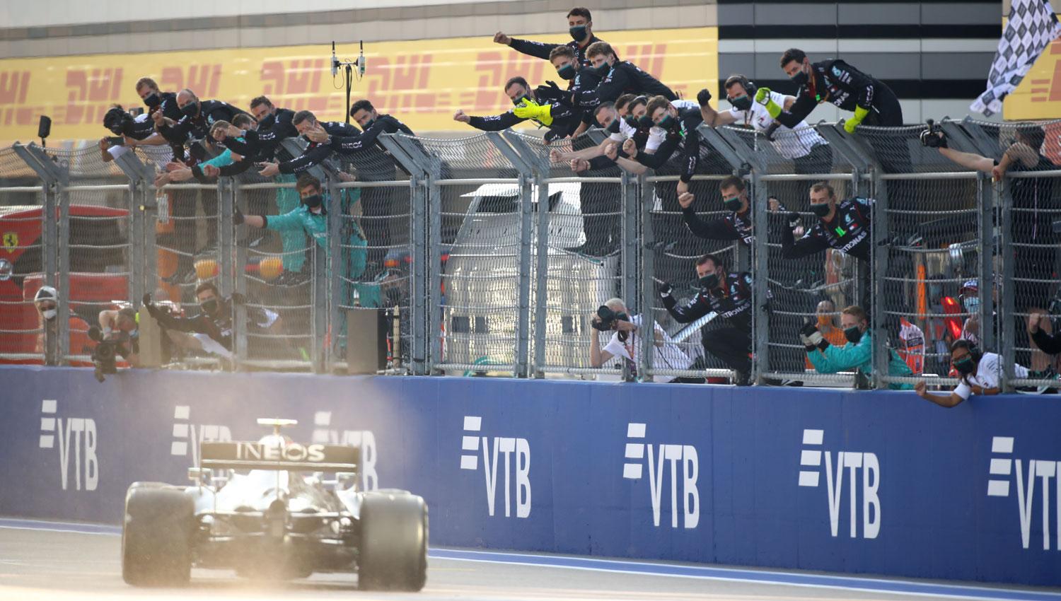 LA META. Bottas cruza la línea de llegada ante la arenga de parte del equipo de Mercedes.
