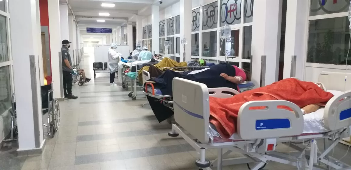 EN EL PADILLA. Las camillas, separadas entre sí, con pacientes recibidos en la Guardia. Foto LG WhatsApp