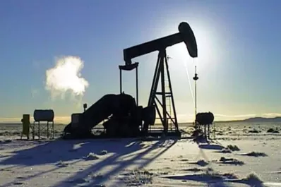 Se desplomó el valor del petróleo por la nueva cepa de covid-19