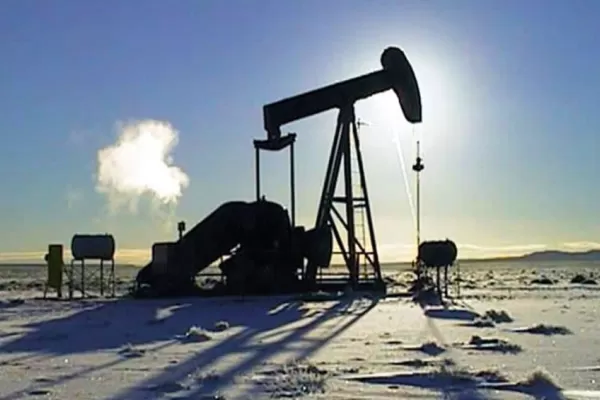 Se desplomó el valor del petróleo por la nueva cepa de covid-19