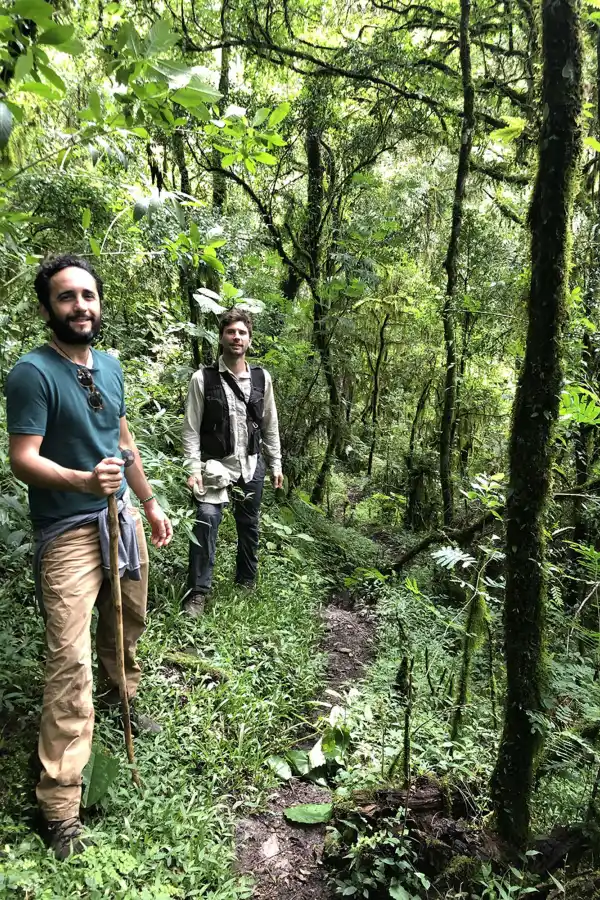 EN  LAS YUNGAS. Diego, acompañado por Jorge Bellsola, fundador de Seamos Bosques. 