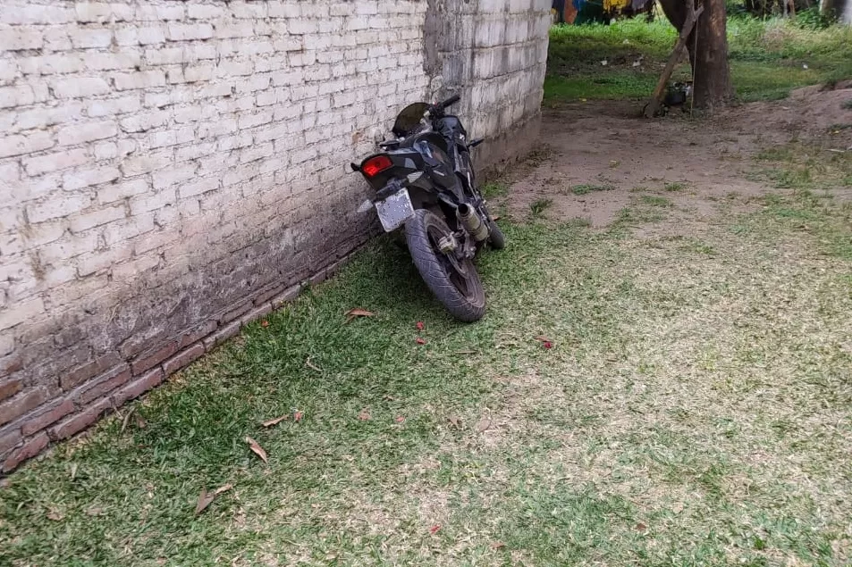 LO QUE ENCONTRÓ LA VECINA EN SU PATIO. La moto y el teléfono celular. Foto: Ministerio de Seguridad.