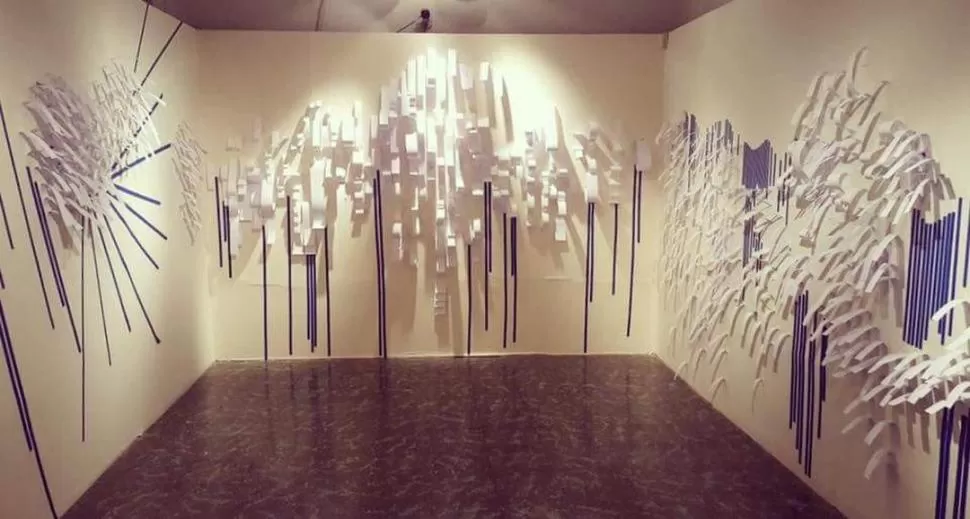 “MEDIO MUNDO: RECUERDO DE UN PAISAJE”. Las líneas rectas contrastan con los pliegues tridimensionales en el Museo Timoteo Navarro, en 2017. 